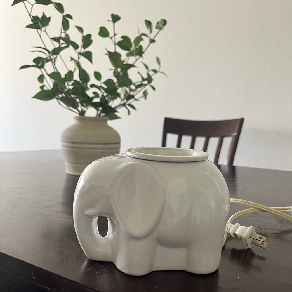 Elephant wax warmer